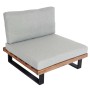 MCW Lounge-Sessel H54 mit hellgrauen Polstern, hellbraunem Akazienholz und schwarzem Aluminiumgestell.