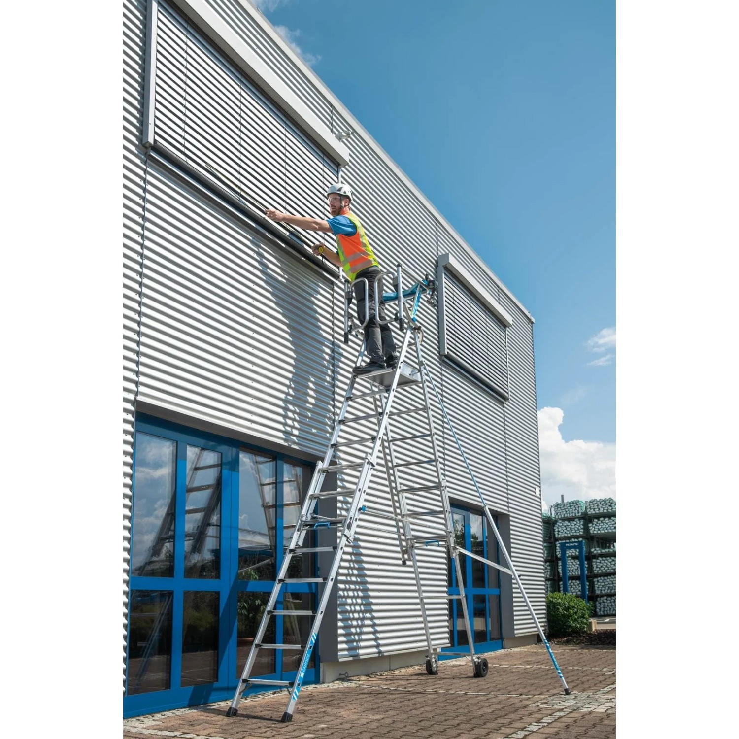 Zarges Teleskop Plattformleiter ZAP Masterflex Plus im Einsatz vor Gebäude, 8-12 Stufen.