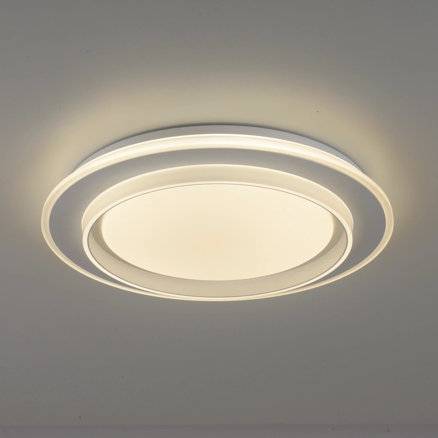 Weiße LED-Deckenleuchte Lago, Ø 40 cm, mit CCT-Farbtemperatursteuerung für flexible Beleuchtung.