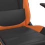 Detailansicht: Schwarzer und orangefarbener Gaming-Stuhl mit Massagefunktion und Fußstütze.
