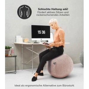 Frau sitzt auf rosa mokebo Sitzball aus Cord vor Schreibtisch, ergonomisch im Büro.