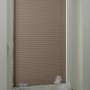 Taupefarbenes Gardinia Plissee Concept Tageslicht, 60x130 cm, am Fenster montiert.