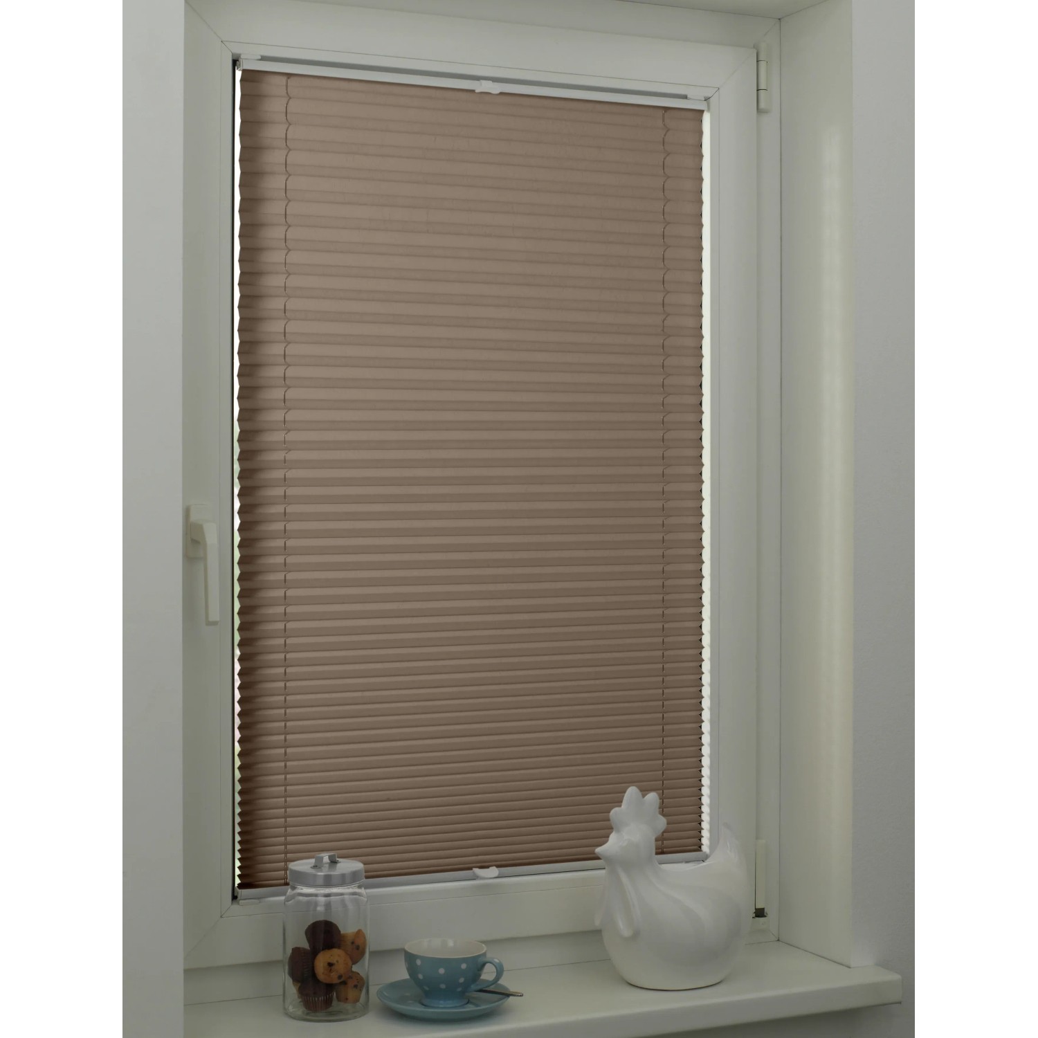 Taupefarbenes Gardinia Plissee Concept Tageslicht, 60x130 cm, am Fenster montiert.