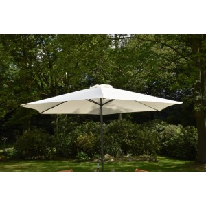 Cremefarbener Sonnenschirm Ø 300cm aus Polyester mit Stahlgestell im Garten. Perfekt als Garten- oder Balkonschirm.