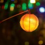 Gelbe Laterne am Laternenstab (49cm) im Dunkeln, für Sankt Martin oder Halloween.