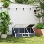 Hellgraues PawHut Schildkrötenhaus aus Tannenholz und Stahl im Garten.