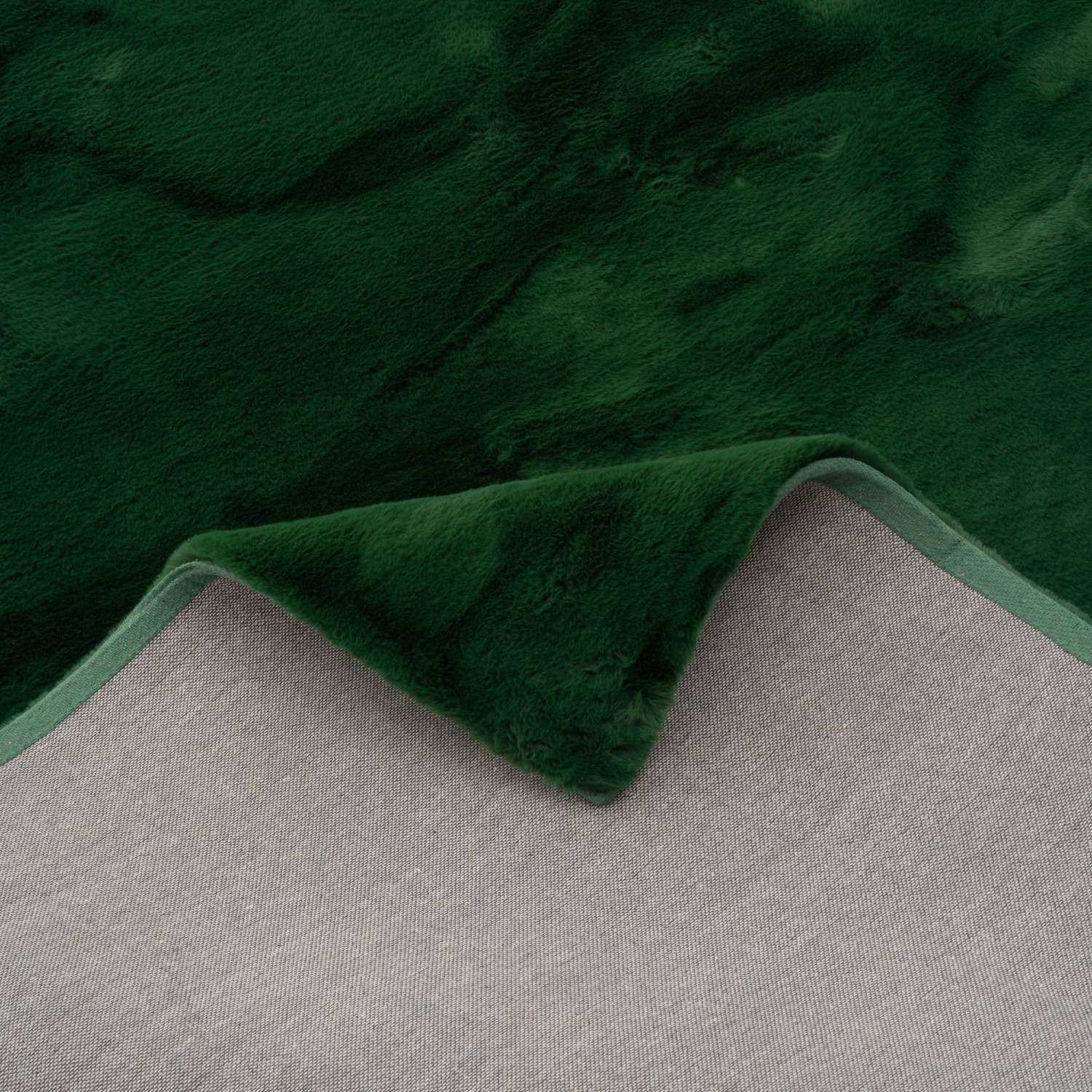 Detailaufnahme: Tannengrüner Fellteppich (70x140cm) der Marke Pergamon, super soft und luxuriös.