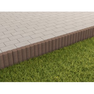 Brauner Rundpalisaden-Randstein aus Beton, 50x25x6 cm, als Beeteinfassung im Garten.