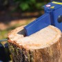 LUX Holzspalter HSP-6/2700 A in Aktion: Holz wird gespalten.