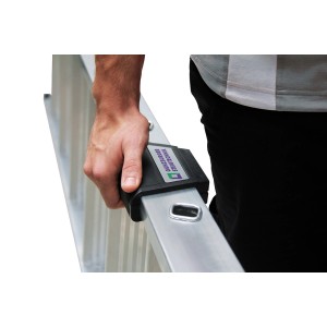 Detailaufnahme: Hand hält MUNK Stufenanlegeleiter mit Ergo-Pad, 6 Stufen. Leiter aus Aluminium.