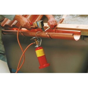 Rothenberger Löt-Set zum Löten einer Dachrinne aus Kupfer mit Kolbenbrenner und Windschutz.