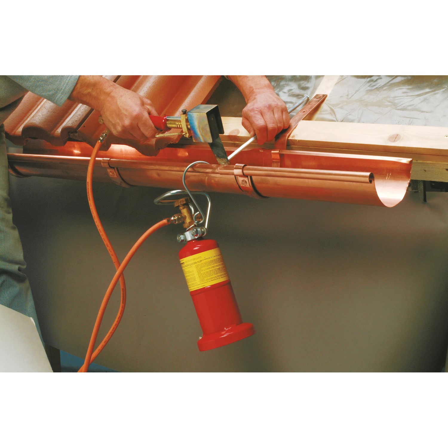 Rothenberger Löt-Set zum Löten einer Dachrinne aus Kupfer mit Kolbenbrenner und Windschutz.