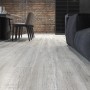 Graue, strukturierte Feinsteinzeug Bodenfliese Oak grande im Format 12x1,1 cm im Wohnraum.