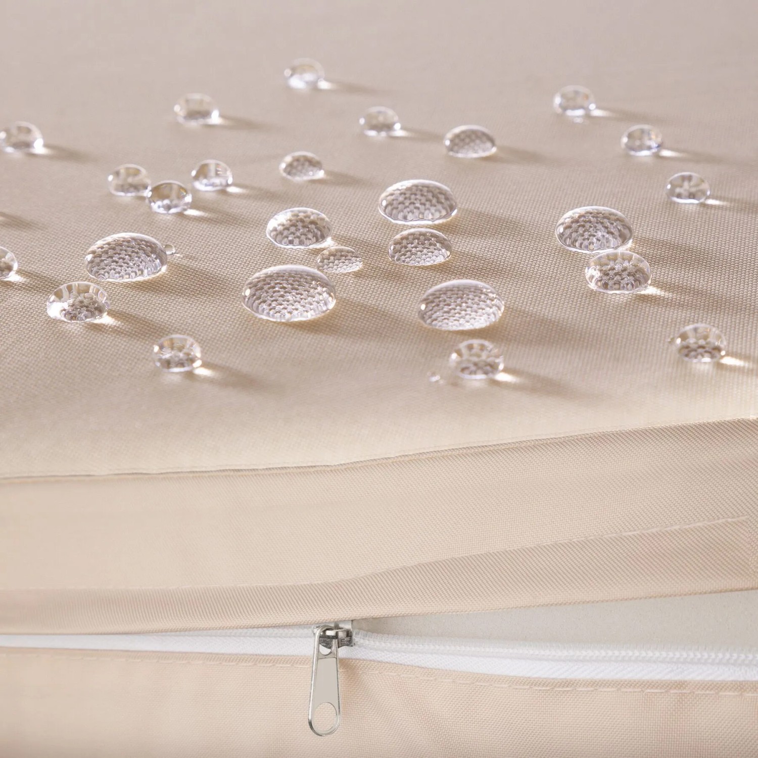 Beige Polsterauflage der Tectake Hängeliege Elaria mit Wassertropfen. Wasserabweisend, Reißverschluss für einfache Reinigung.