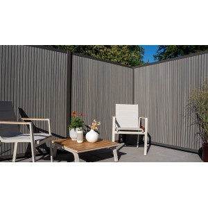Musterstück: GartenLand WPC Zaun Shadowline Amethystgrau, 20 cm. WPC Zaun zur Ansicht im Garten.