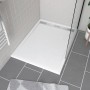 Weiße, rechteckige baliv Duschtasse 120x90 cm mit Ablaufgitter in moderner Badumgebung.
