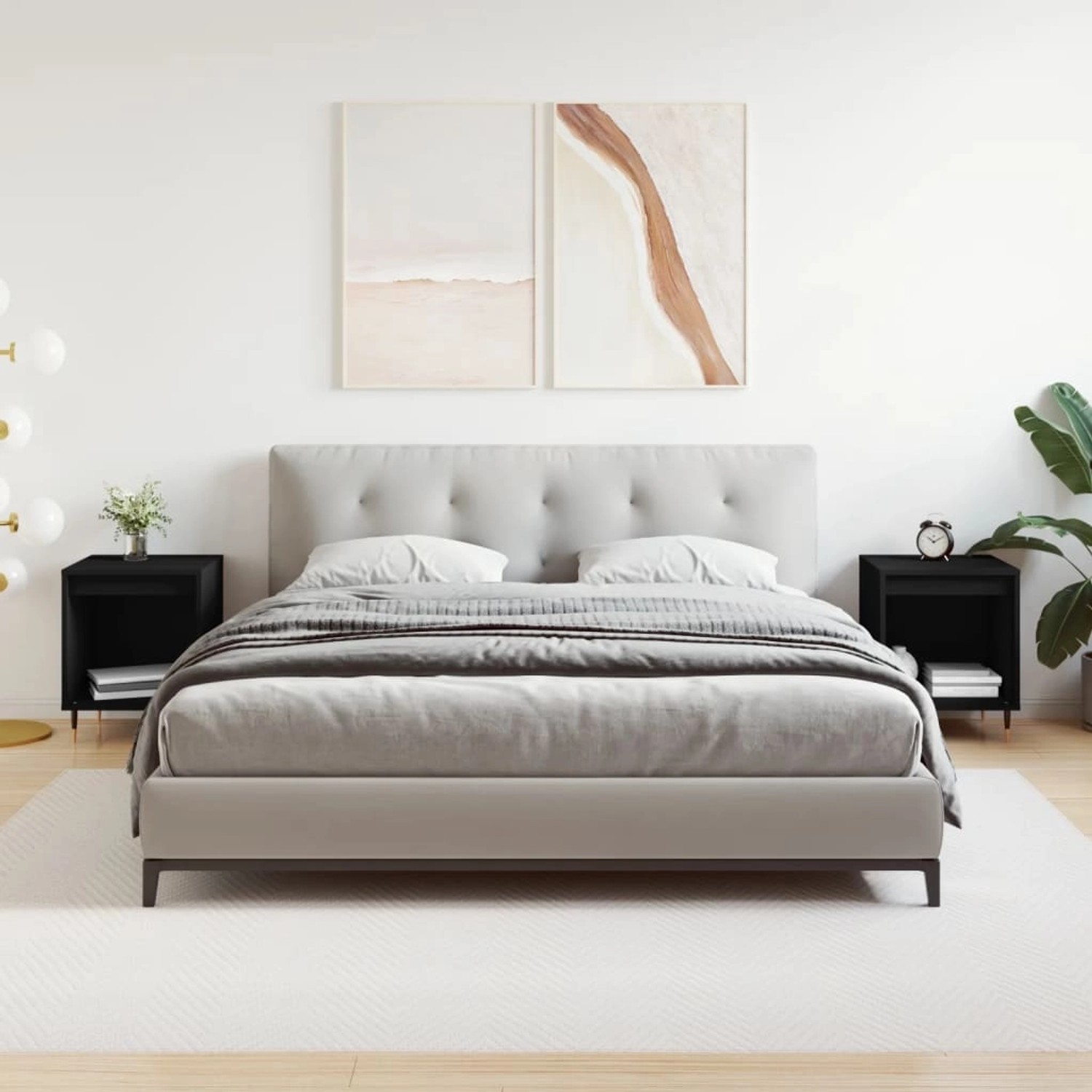 Zwei schwarze Nachttische aus Holzwerkstoff, vidaXL Modell 3, neben einem Bett in einem Schlafzimmer.