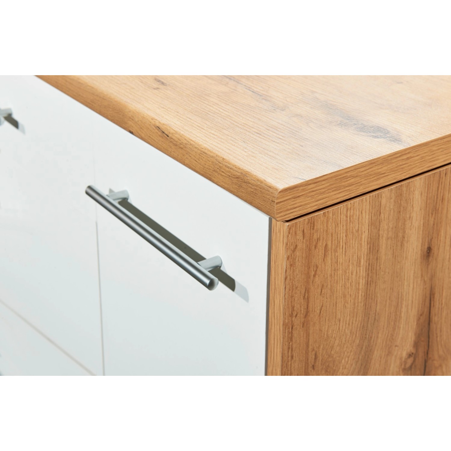 Detailansicht der weißen Respekta Kücheninsel Hilde mit Holz-Arbeitsplatte und Metallgriffen.