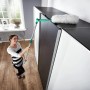 Frau reinigt Schrank mit Leifheit Staubwedel Duster XL. Reinigungsgerät mit Teleskopstiel.