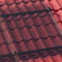 Absaar Solar Mittelklemme zur Paneel-Befestigung auf einem Dach mit roten Ziegeln.