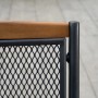 Detail des Merxx Tilos Klappsessels: Braune Akazienholz-Armlehne und schwarzes Aluminiumgestell mit Gittermuster.
