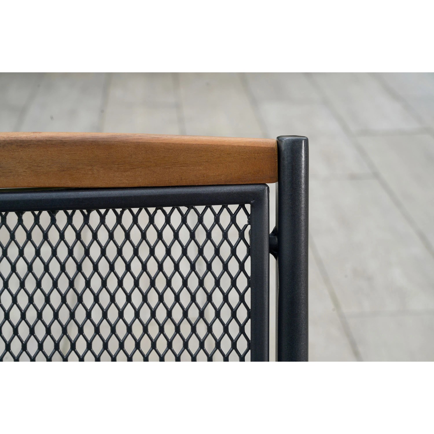 Detail des Merxx Tilos Klappsessels: Braune Akazienholz-Armlehne und schwarzes Aluminiumgestell mit Gittermuster.