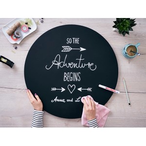 Edding Kreidemarker E-4095 Weiß in Nutzung: Beschriftete Tafel wird gereinigt.