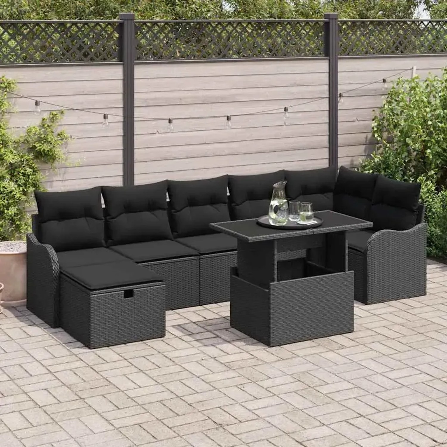 Schwarzes 8-teiliges vidaXL Garten-Sofa-Set aus Poly Rattan mit Tisch und Kissen.