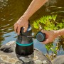 Gardena Schmutzwasser-Tauchpumpe 9000 in Nutzung am Teichufer.