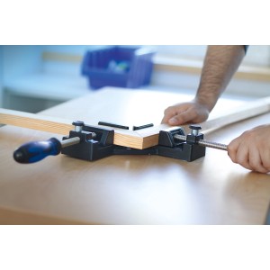 LUX 90° Zwinge Comfort im Einsatz: Werkstück fixiert mit Spannwerkzeug. Ideal für präzise Winkel.