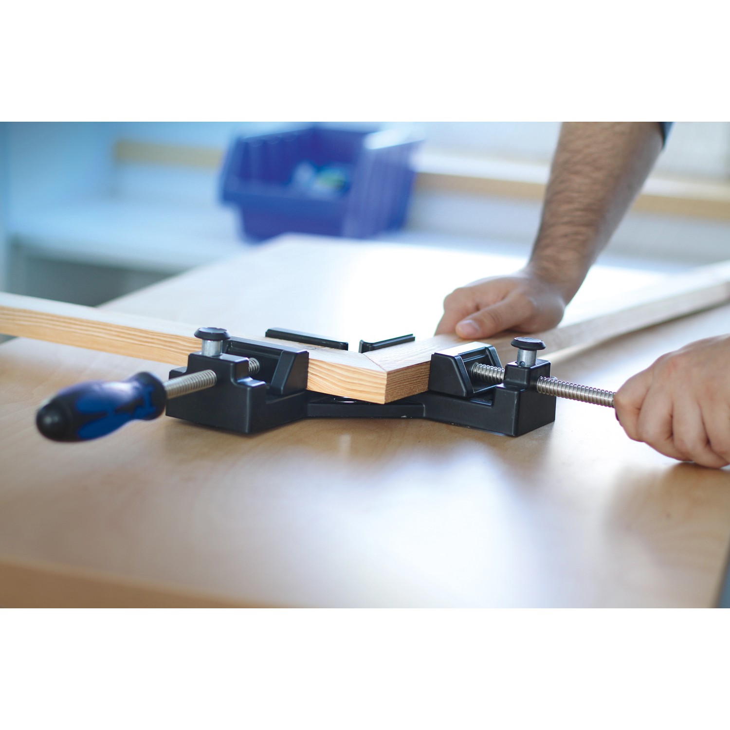 LUX 90° Zwinge Comfort im Einsatz: Werkstück fixiert mit Spannwerkzeug. Ideal für präzise Winkel.