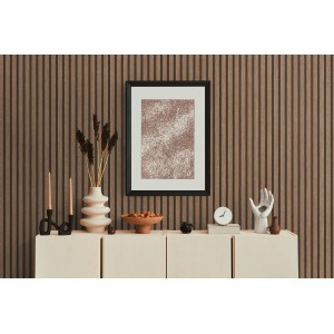 Braune Akustikpaneele Tapete in 3D Holzoptik als Wandverkleidung im Wohnzimmer.