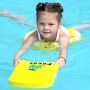 Mädchen mit gelbem Freds Swim Academy Schwimmreifen und Schwimmbrett im Pool (4-8 Jahre).