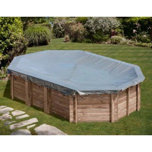 Graue Winterabdeckplane auf Gartenpool Bahamas mit Holzverkleidung im Garten.