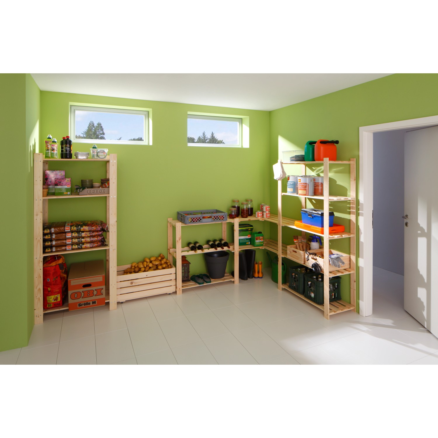 OBI Holz-Eckregalboden aus Nadelholz im Regal, beladen mit Gegenständen.