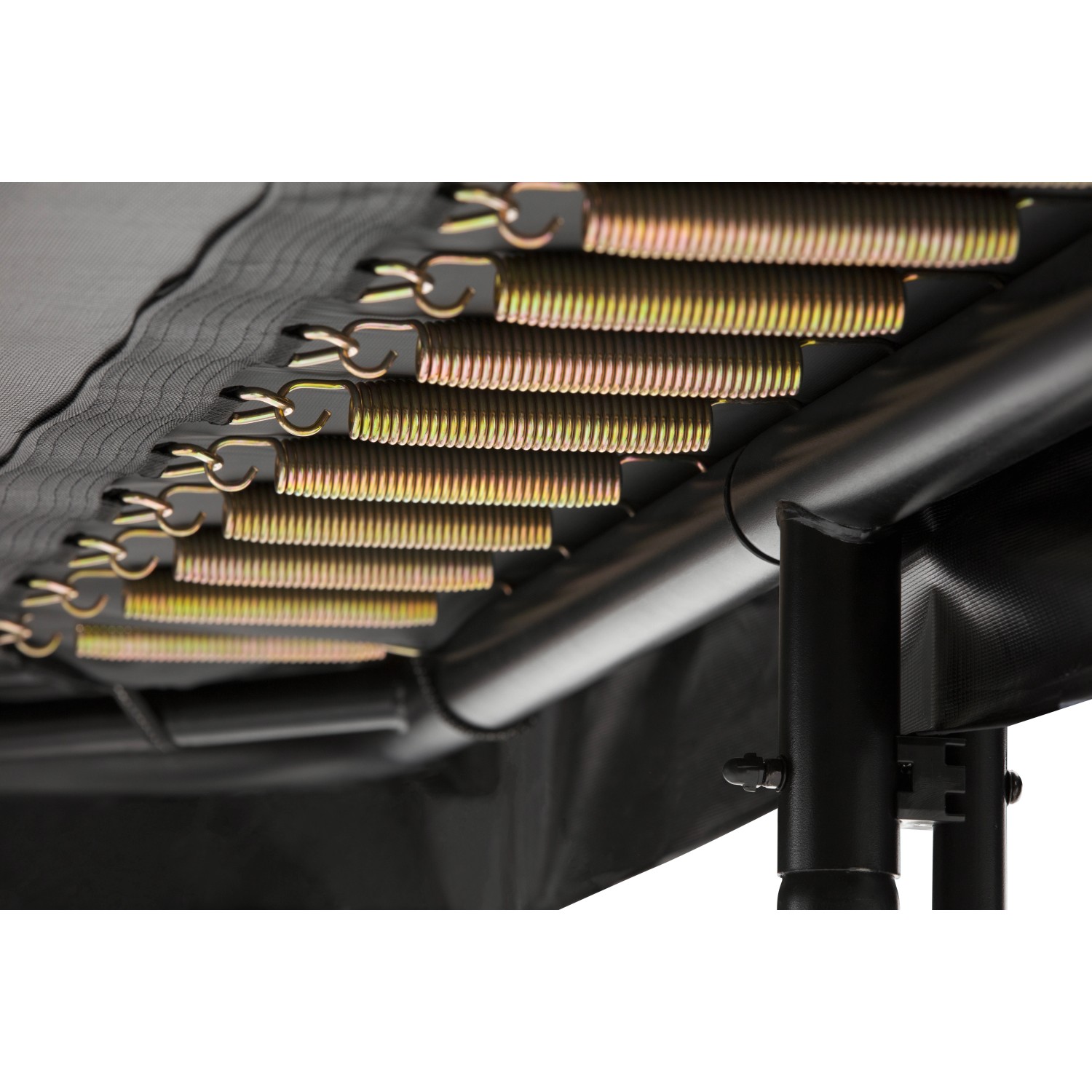 Detailaufnahme des schwarzen Salta Trampolin Premium: Federn, Rahmen und Sicherheitsnetz.
