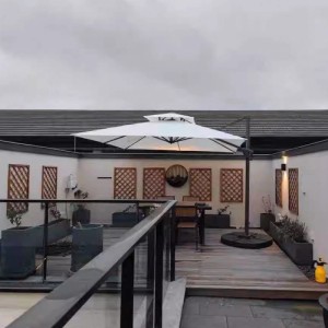Weißer 360Home Balkonschirm mit Doppeldach auf Holzterrasse. Großer, drehbarer Gartenschirm für Terrasse & Outdoor.
