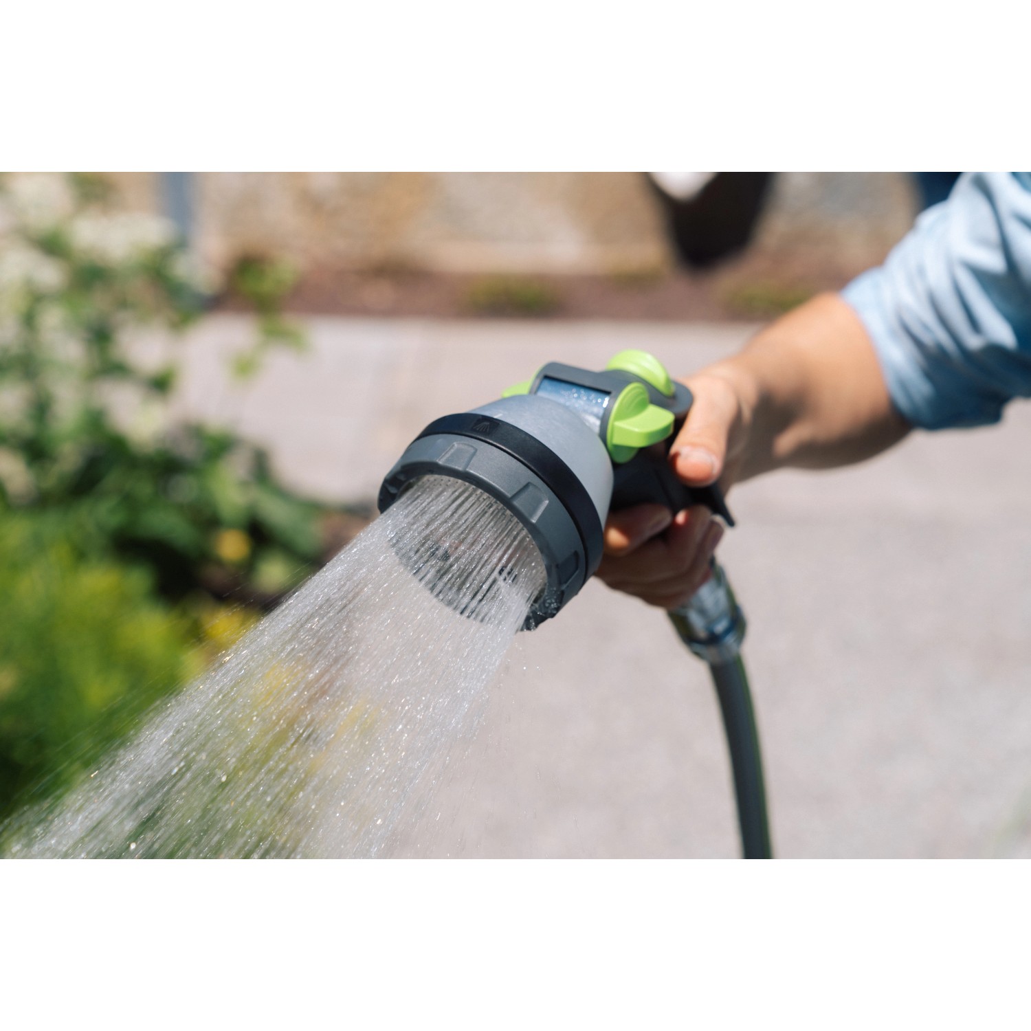 Graue Geka Multibrause Plus 3S in Aktion: Gartenspritze mit Wasserstrahl.