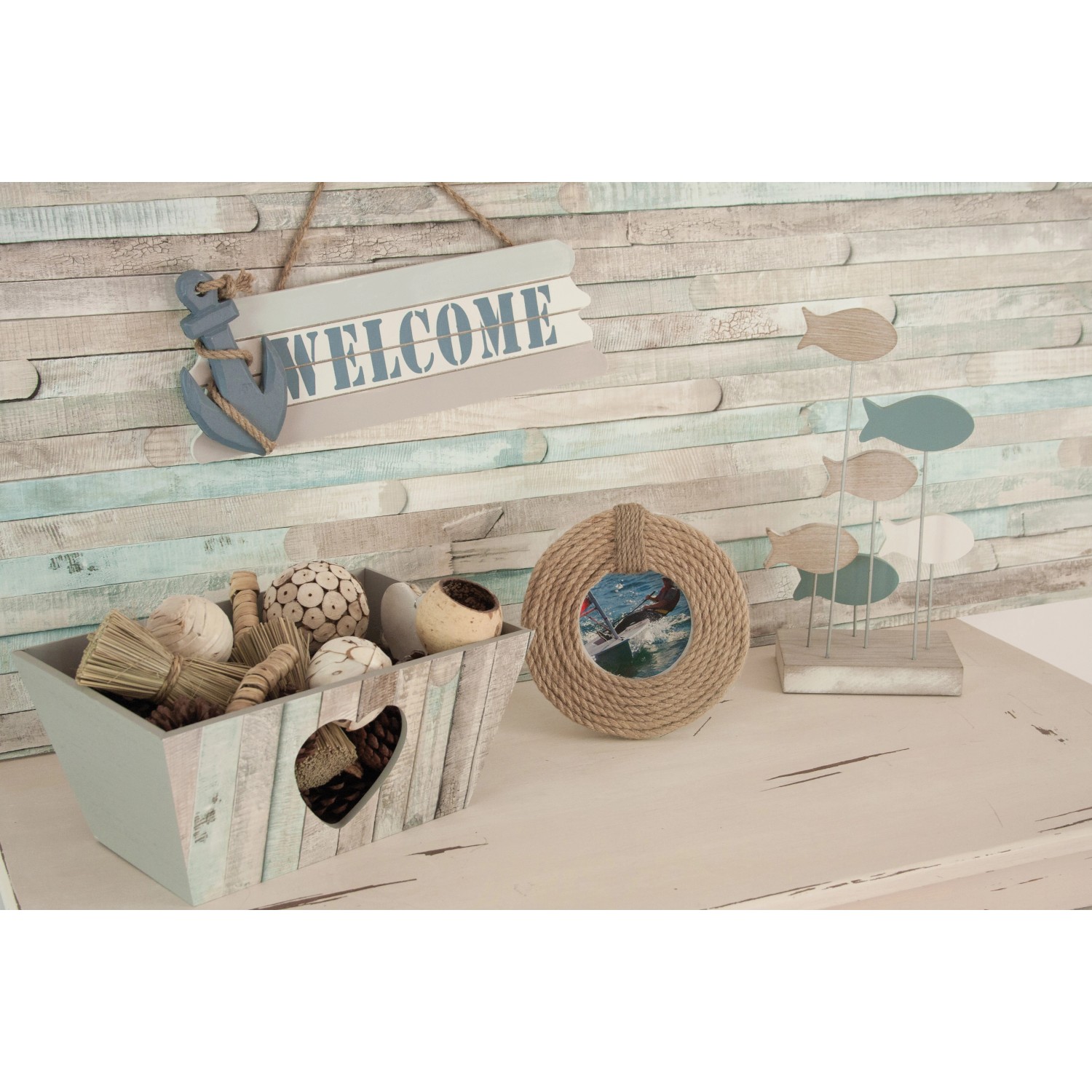 Dekorative maritime Szene mit Holzbox, Deko-Fotorahmen aus Seil und Holzfischen vor Wand mit d-c-fix Klebefolie.
