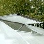 Detailaufnahme: Offenes Dachfenster des KGT Gewächshaus Alu blank 5,15 m² zur Belüftung.