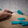 wolfcraft Verlege-Set für Laminat/Designboden mit Zugeisen, Schlagholz und Keilen in Anwendung.