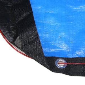 Detailaufnahme: Blaue Pool Abdeckplane, oval, 10,80x5,80m, mit Öse und roter Kordel.