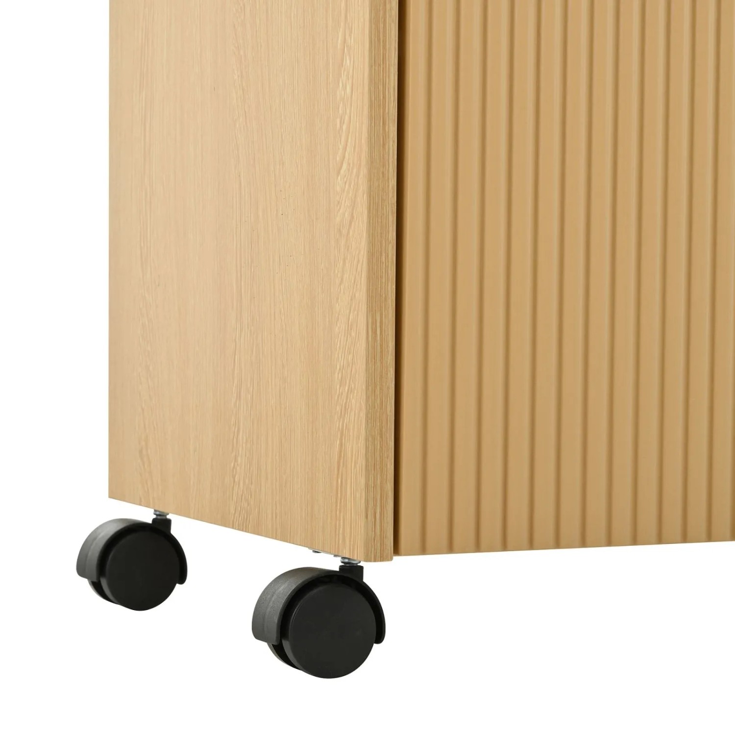 Detail des beweglichen Schuhschranks in Naturholzoptik mit schwarzen Rollen und geriffelter Tür. Ideal für Schuhkommoden.