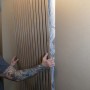 Anbringen einer Wandverkleidung mit Soudal Fix All. Flächenkleber für Holz, Stein und Kunststoff.