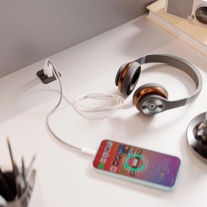 Kalb Einbau USB Ladehub (USB-A, USB-C) in Schwarz, lädt Smartphone auf Tischplatte.