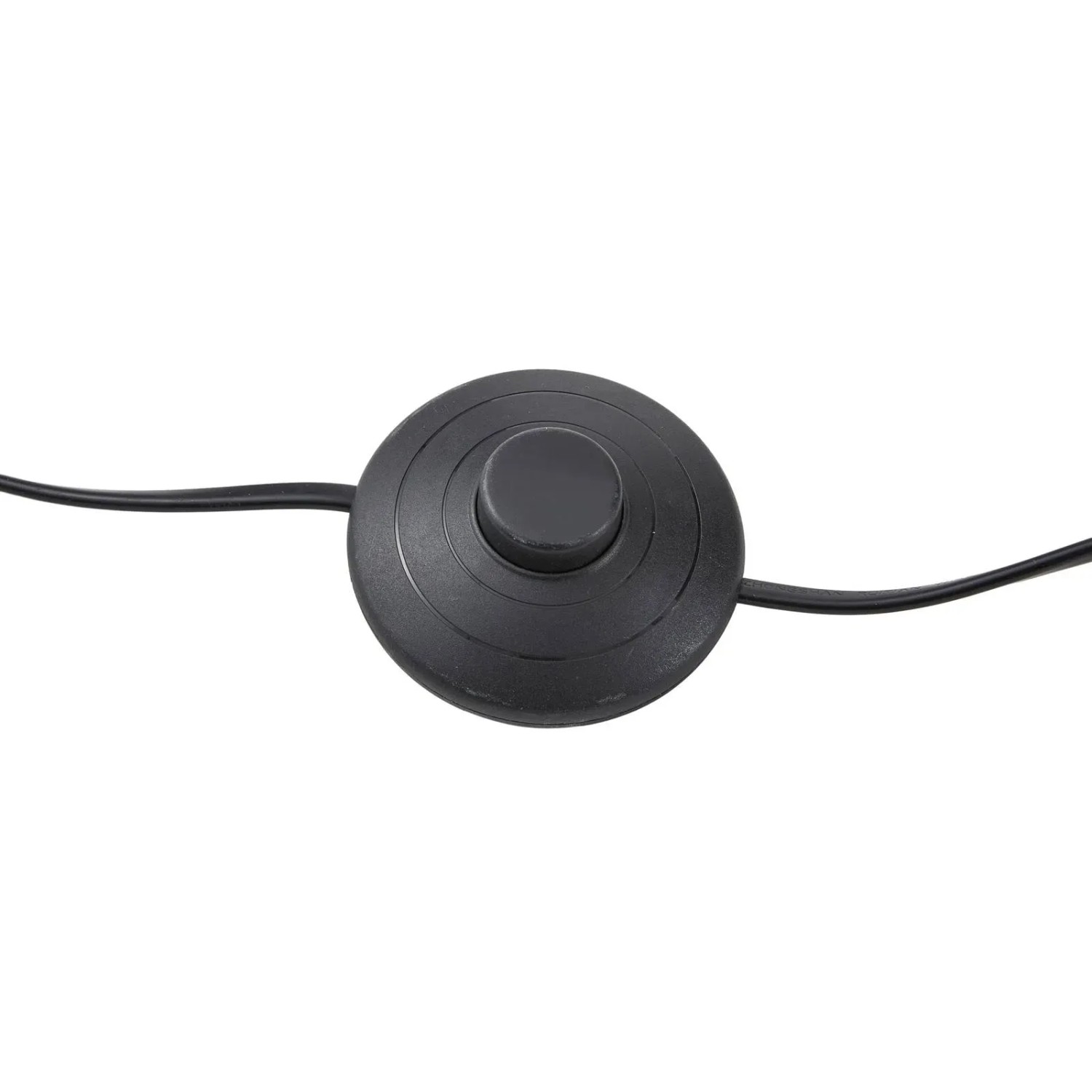Detailaufnahme des Fußschalters der schwarzen LED Stehlampe Madu zum Dimmen der Wohnzimmerleuchte.
