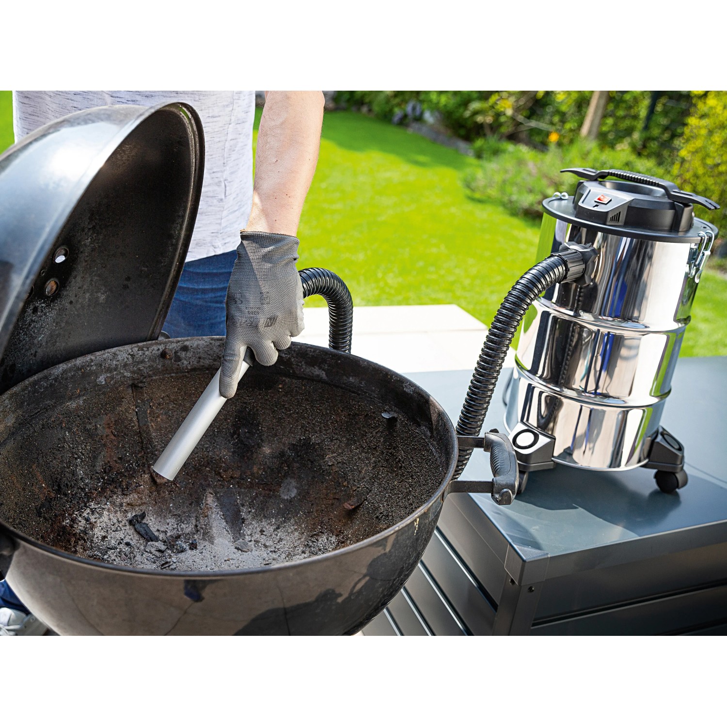 Aschesauger AS-20/1200 A Edelstahl im Einsatz zum Reinigen eines Grills.