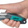 Wolfcraft Profi-Dual-Sicherheitsmesser mit Trapezklinge in Hand, silber/grün.