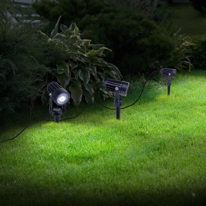 3er-Set Näve LED Solarspots Spoti, schwarz, mit Erdspieß im Garten.