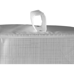 Detailaufnahme der Hängeaufbewahrung mit Klettverschluss zur Befestigung an einer Kleiderstange.